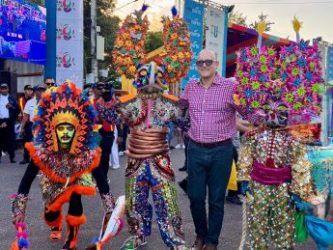 Carnaval Santiago comenzó este domingo con  gran entusiasmo