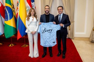 Licey obsequia chaqueta firmada al presidente Bukele