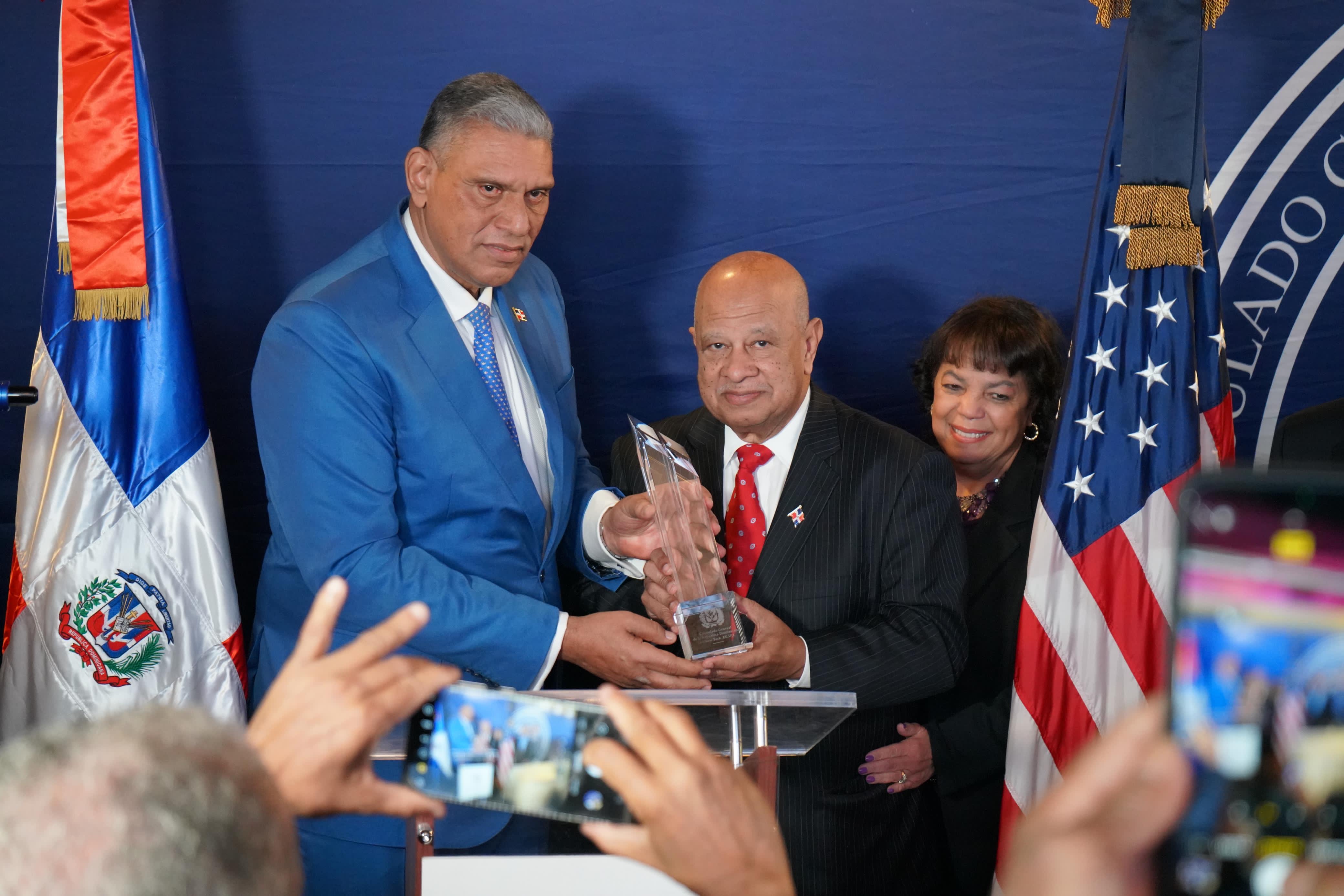 Durante acto en NY reconocen médico de RD Rafael Lantigua imagen