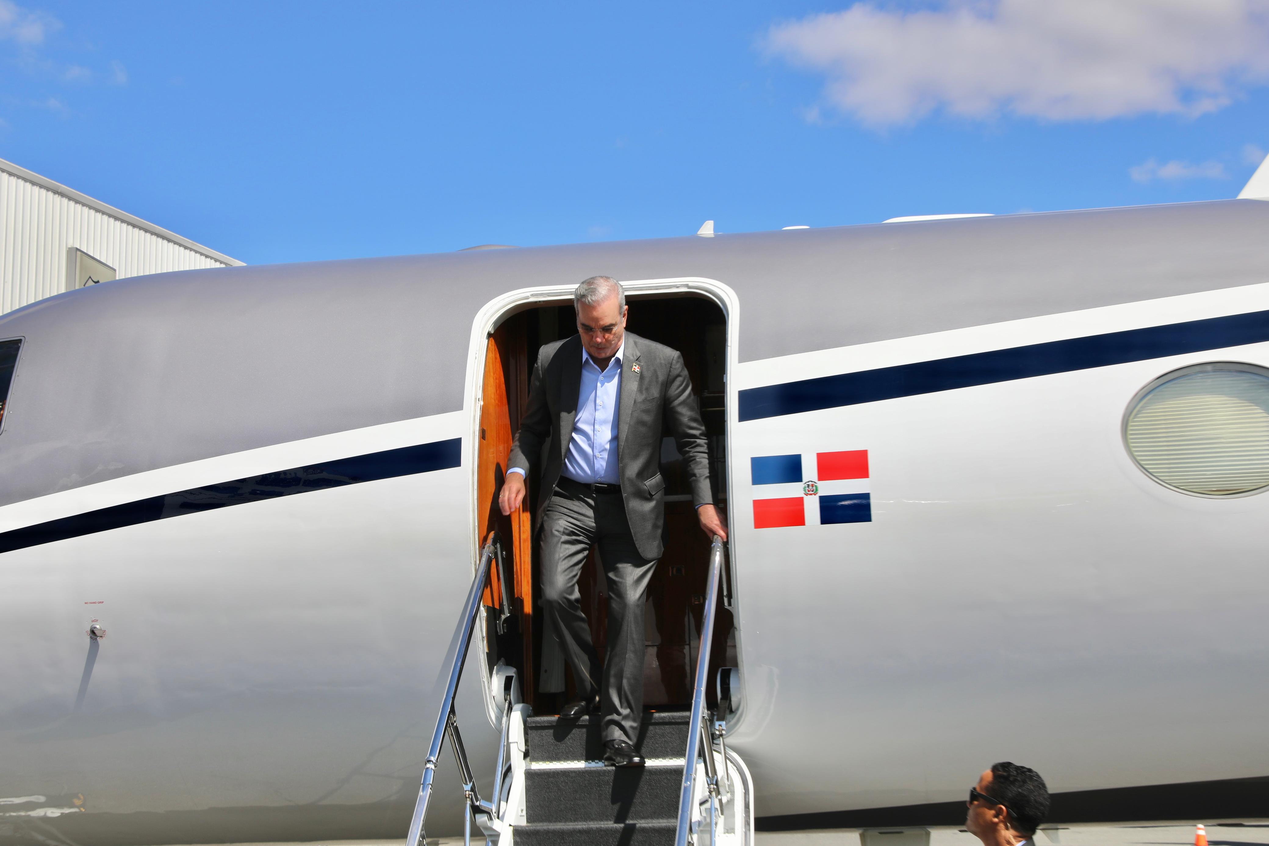 Presidente Abinader regresó a RD tras visita oficial a Uruguay imagen