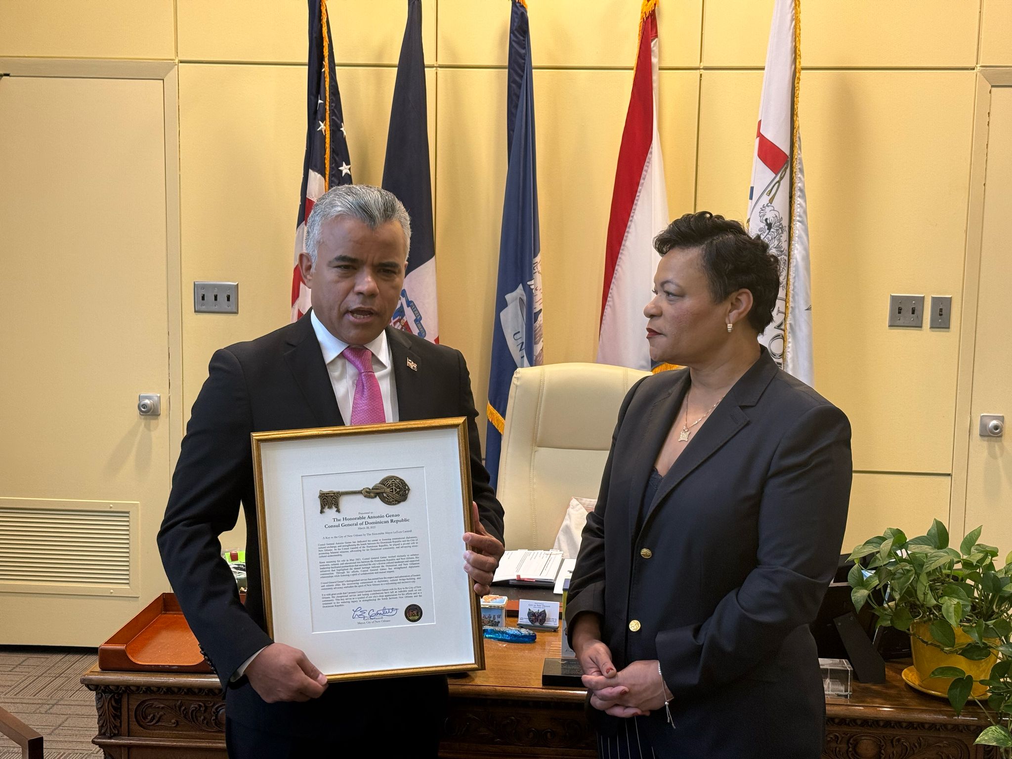 Nueva Orleans: Excónsul Antonio Genao recibe llave de la ciudad imagen