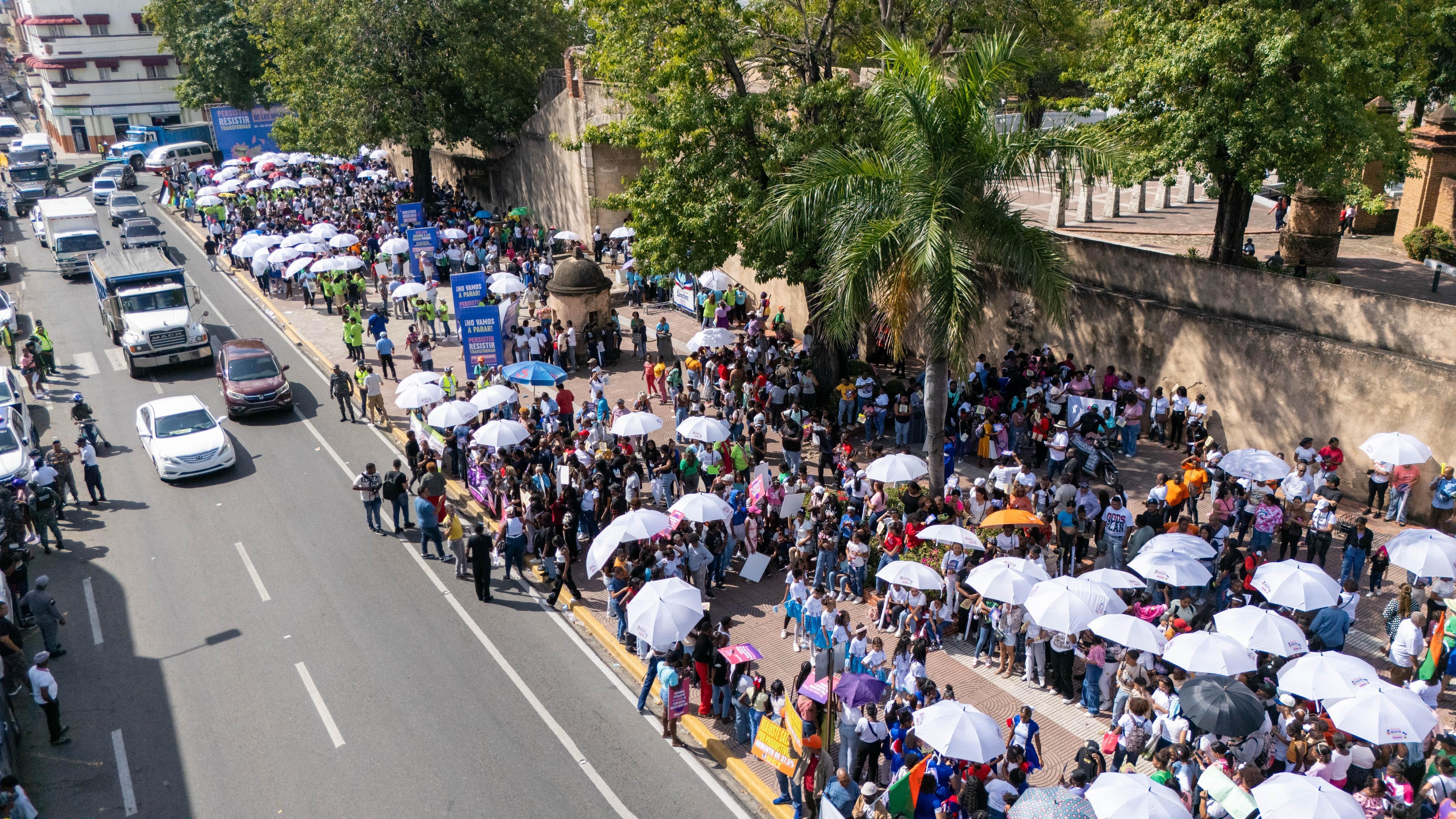 Cientos mujeres dominicanas reclamaron justicia y equidad imagen