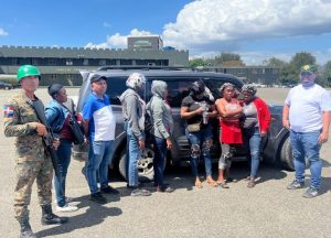 Otros 3 dominicanos detenidos por transporte haitianos ilegales