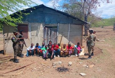 Detienen 49 indocumentados en operativos S. Juan y Montecristi Detienen 49 indocumentados en operativos S. Juan y Montecristi