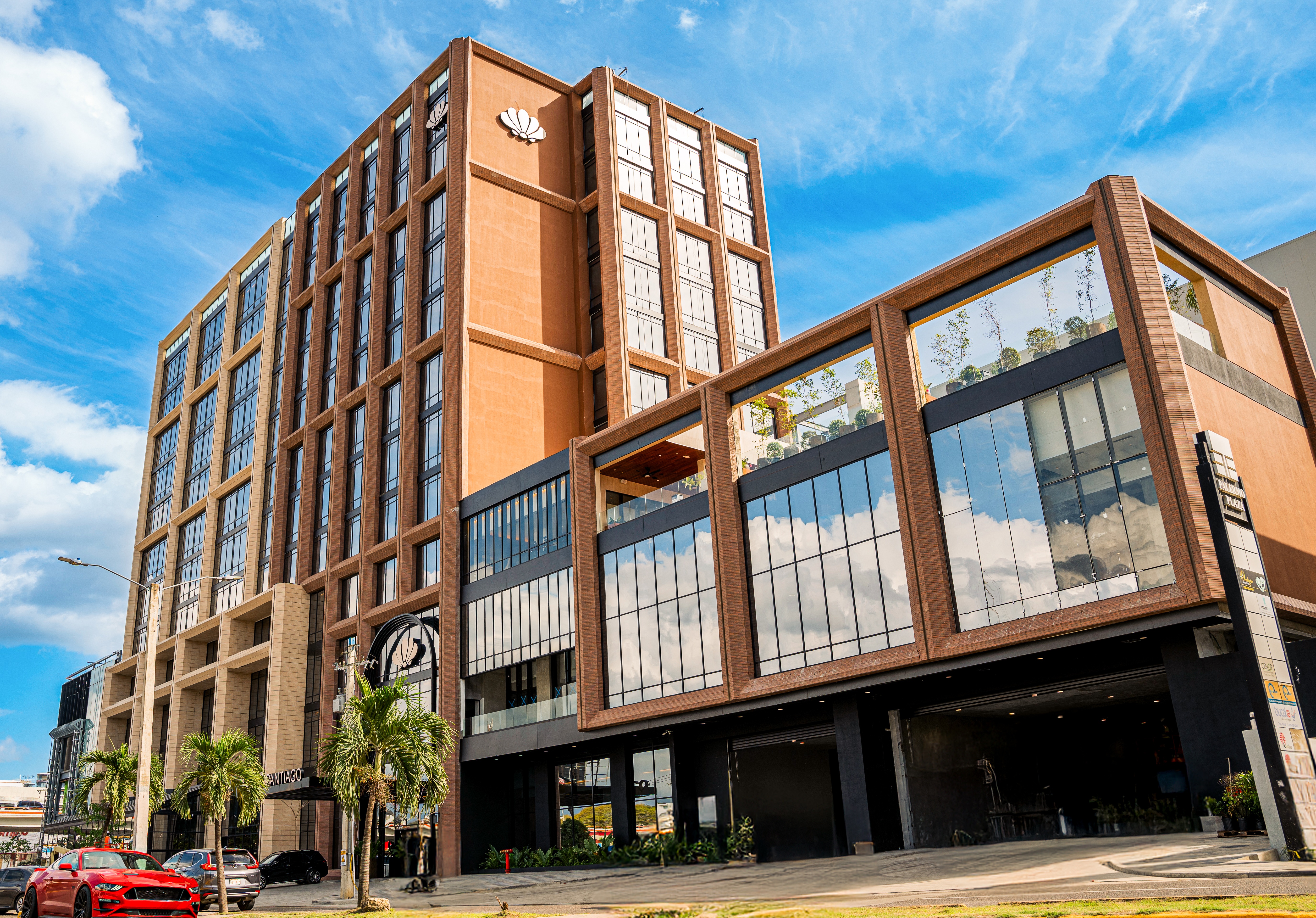 SANTIAGO: Presidente asiste a inauguración de lujoso hotel imagen