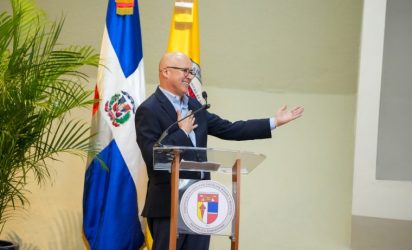 Domínguez Brito pone circular libro sobre cambio climático Domínguez Brito pone circular libro sobre cambio climático