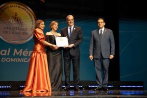 Mercedes Canalda recibe la ¨Medalla al Mérito de Mujer¨