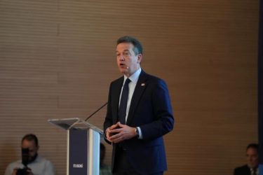 Ministro presenta en Santiago su nuevo libro Desde adentro