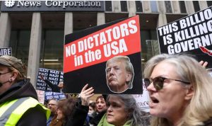 Protestan en NY contra «la corrupción régimen de Trump»