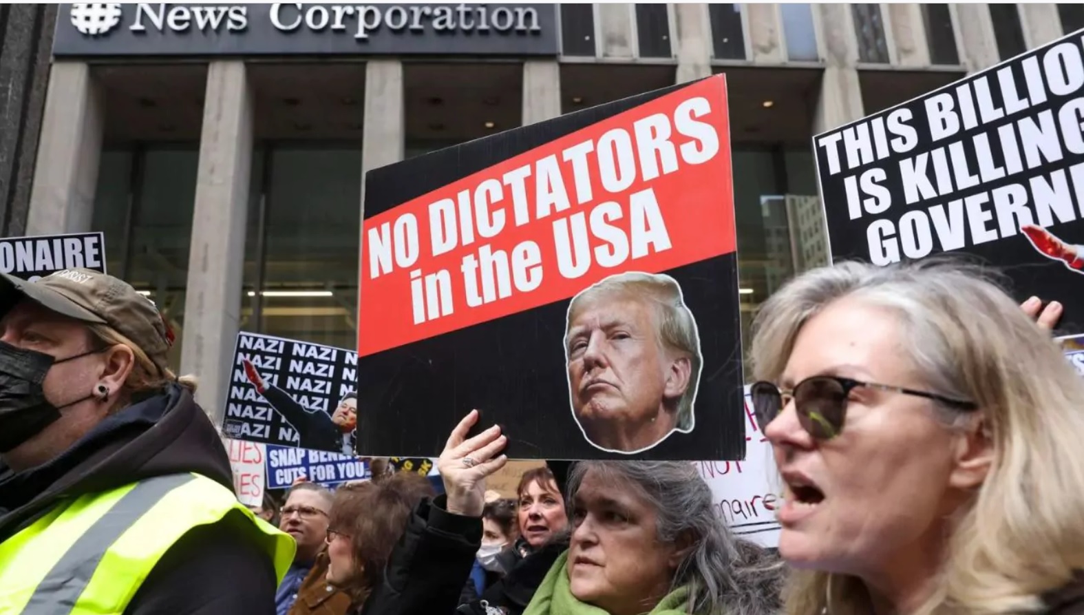 Protestan en NY contra «la corrupción régimen de Trump» imagen