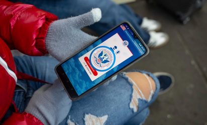 Trump lanza App móvil para migrantes irregulares EEUU