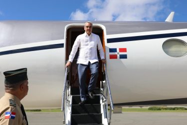 Presidente dominicano regresó tras asistir a cumbre en EE.UU.