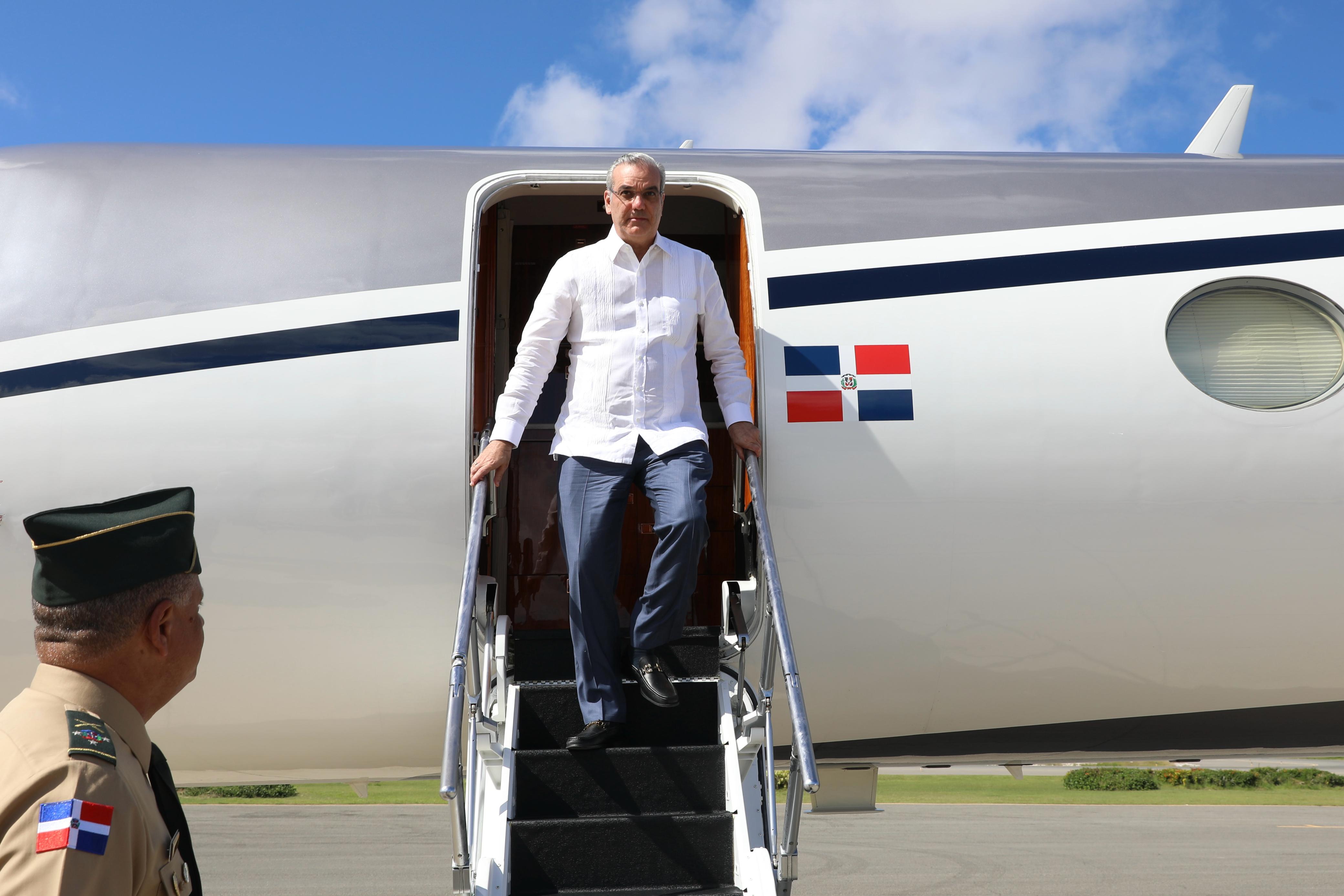 Presidente dominicano regresó tras asistir a cumbre en EE.UU. imagen