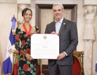 Zoe Saldaña es condecorada en RD con la Orden Cristóbal Colón Zoe Saldaña es condecorada en RD con la Orden Cristóbal Colón