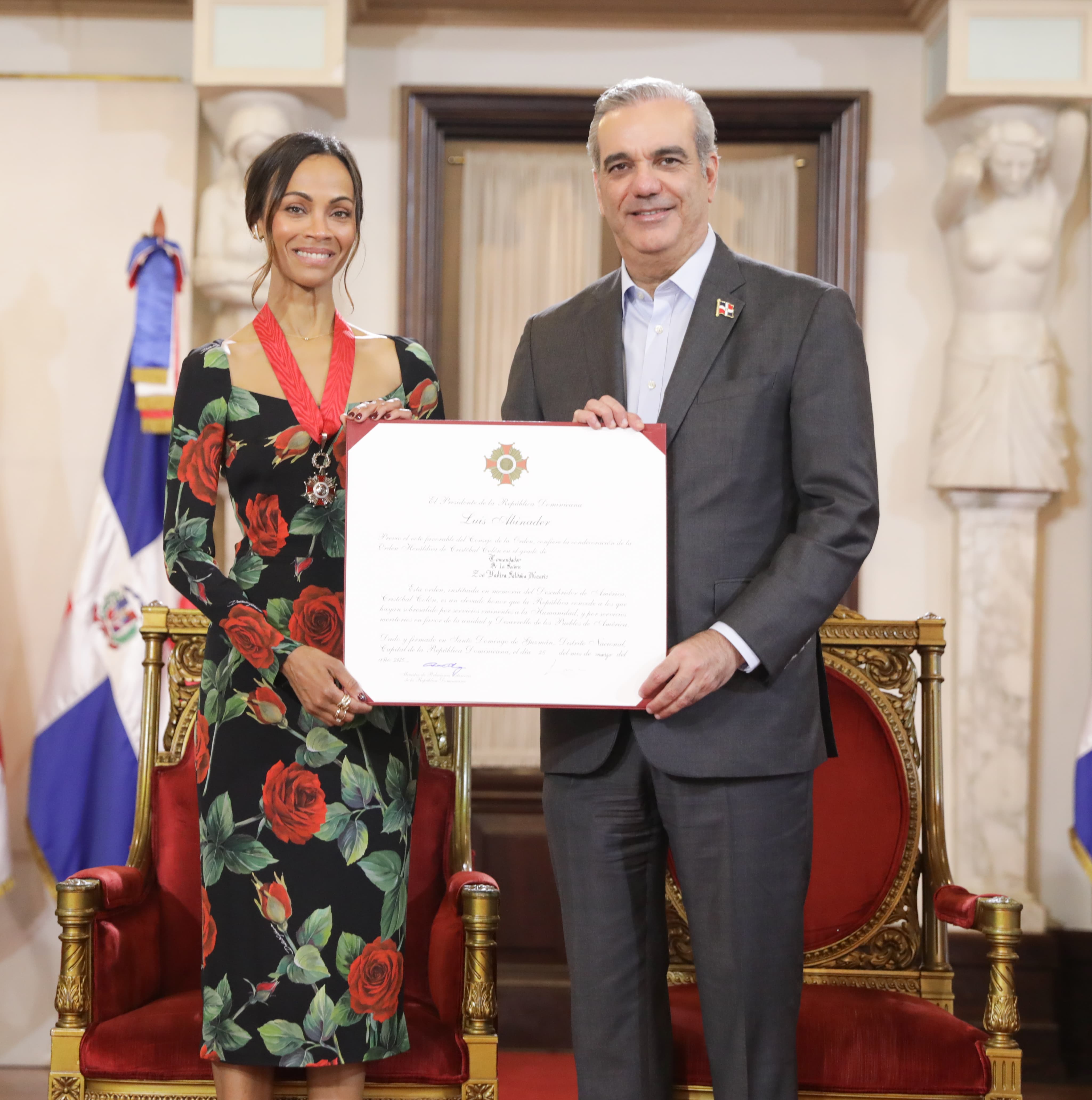 Zoe Saldaña es condecorada en RD con la Orden Cristóbal Colón imagen