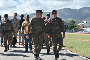 Ministro de Defensa de RD recorre frontera; supervisa las tropas