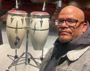 Enrique Conga, percusionista de RD que se destaca en N. York