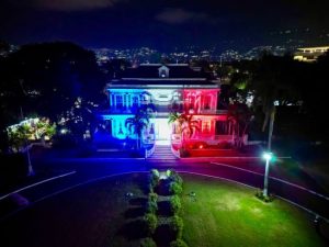 JAMAICA: Colores de bandera iluminan embajada dominicana