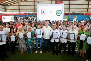 Abinader entrega 819 títulos de propiedad municipio Esperanza