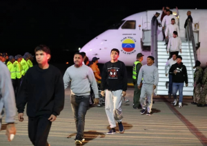 Maduro recula; acepta aumentar vuelos repatriación desde EEUU