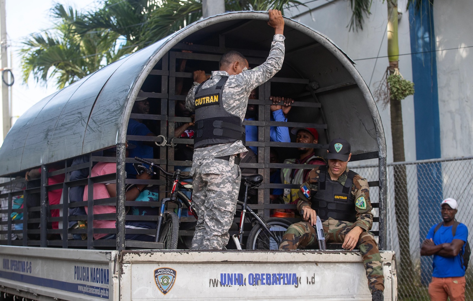 Migración dice haber detenido 1,198 haitianos sin documentos