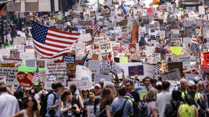EU: Miles salen a protestar contra Trump y sus políticas | AlMomento.net