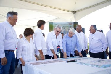 Presidente supervisa trabajos avenida Cirvunvalación de Baní