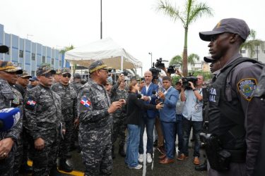Miles de policías desplegados en RD velan por la seguridad