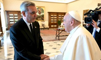 Abinader declara tres días de duelo por la muerte del Papa