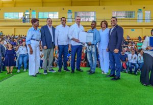 Abinader entrega 1,400 títulos de propiedad en Monte Plata