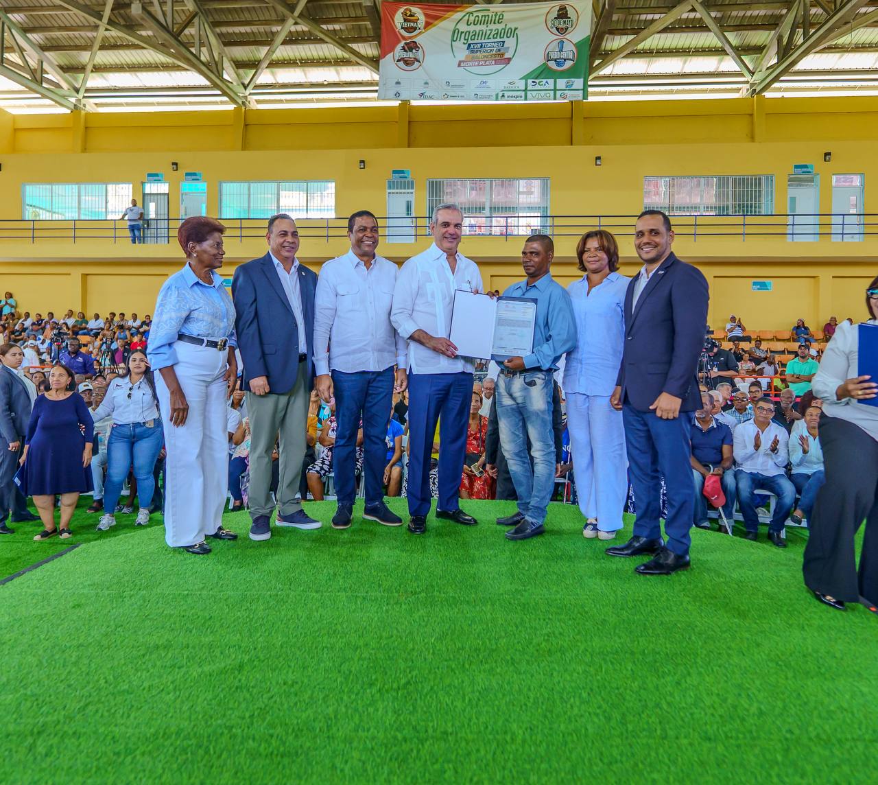 Abinader entrega 1,400 títulos de propiedad en Monte Plata imagen
