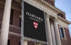EEUU: Gobierno congela 2.200 MM a Universidad de Harvard