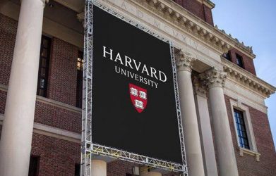 EEUU: Gobierno congela 2.200 MM a Universidad de Harvard