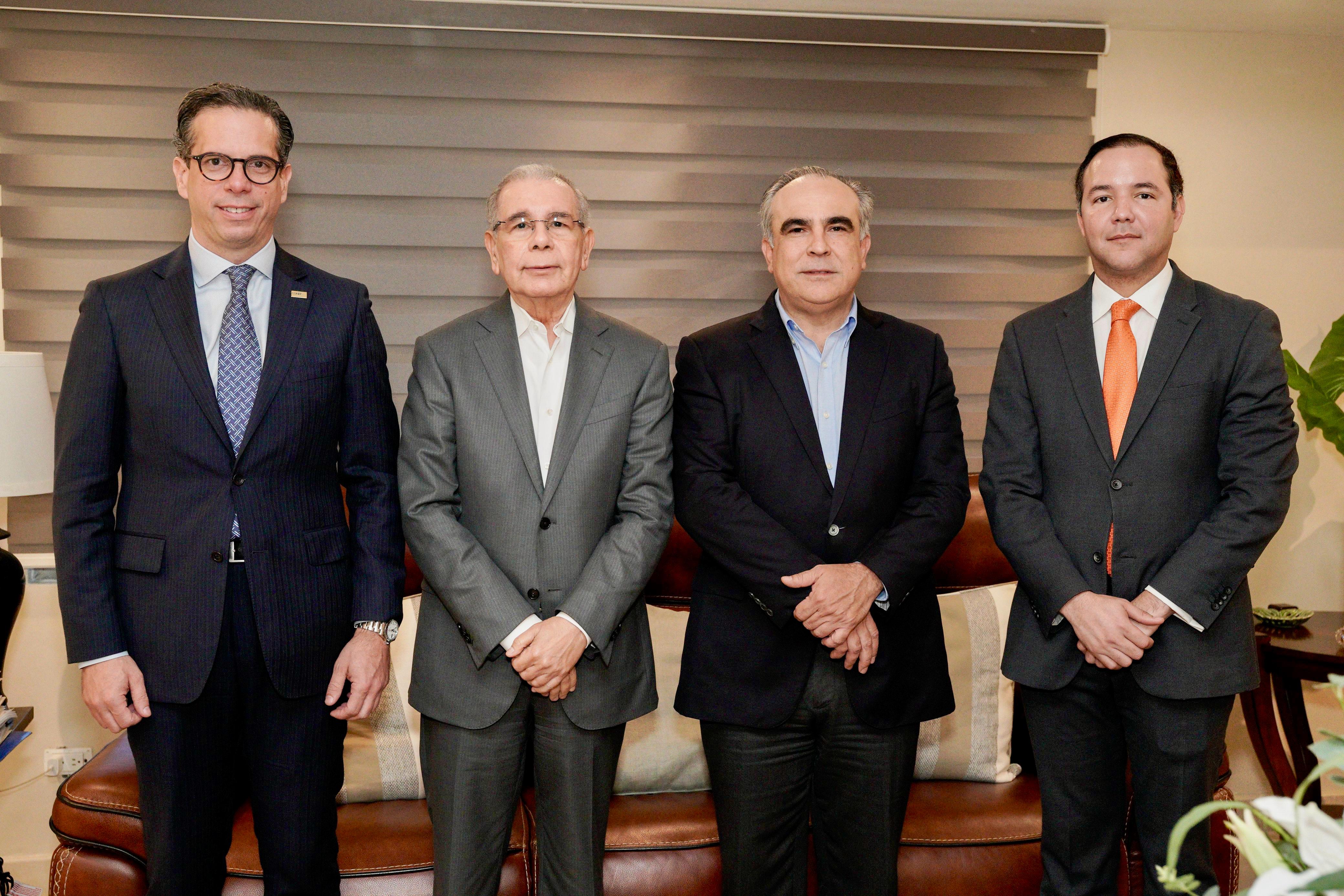 Danilo Medina y Johnny Pujols reciben Comisión del CONEP imagen