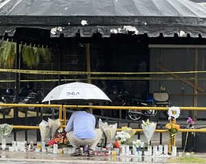 Familiares piden les entreguen cuerpos víctimas del derrumbe