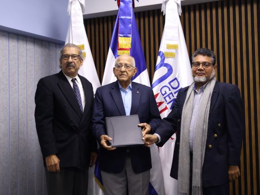 Museo Doméstico Historia recibe donación bandera dominicana | AlMomento.net Museo Doméstico Historia recibe donación bandera dominicana | AlMomento.net