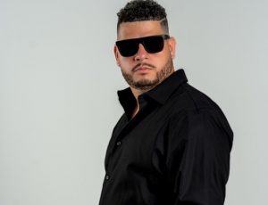 Cantautor Julián Casanova presenta su sencillo “Cursi”