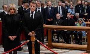 Líderes presentan sus primeros respetos ante féretro del Papa Líderes presentan sus primeros respetos ante féretro del Papa