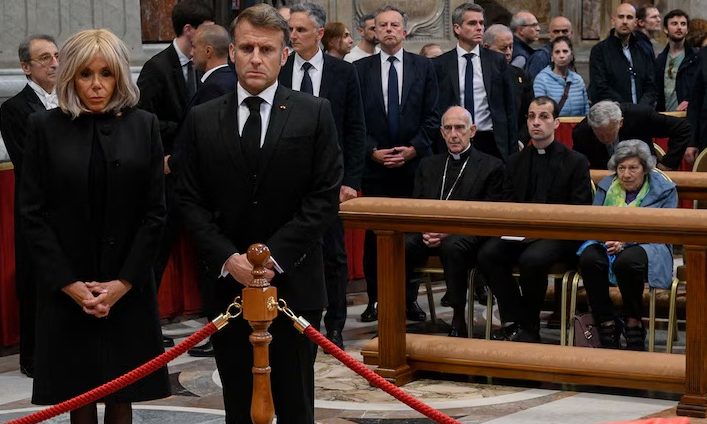 Líderes presentan sus primeros respetos ante féretro del Papa Líderes presentan sus primeros respetos ante féretro del Papa
