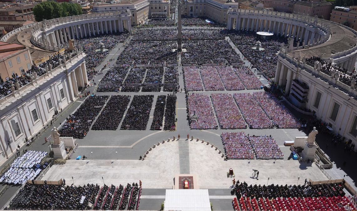 El mundo enterró hoy al Papa que sacó la iglesia a la calle El mundo enterró hoy al Papa que sacó la iglesia a la calle