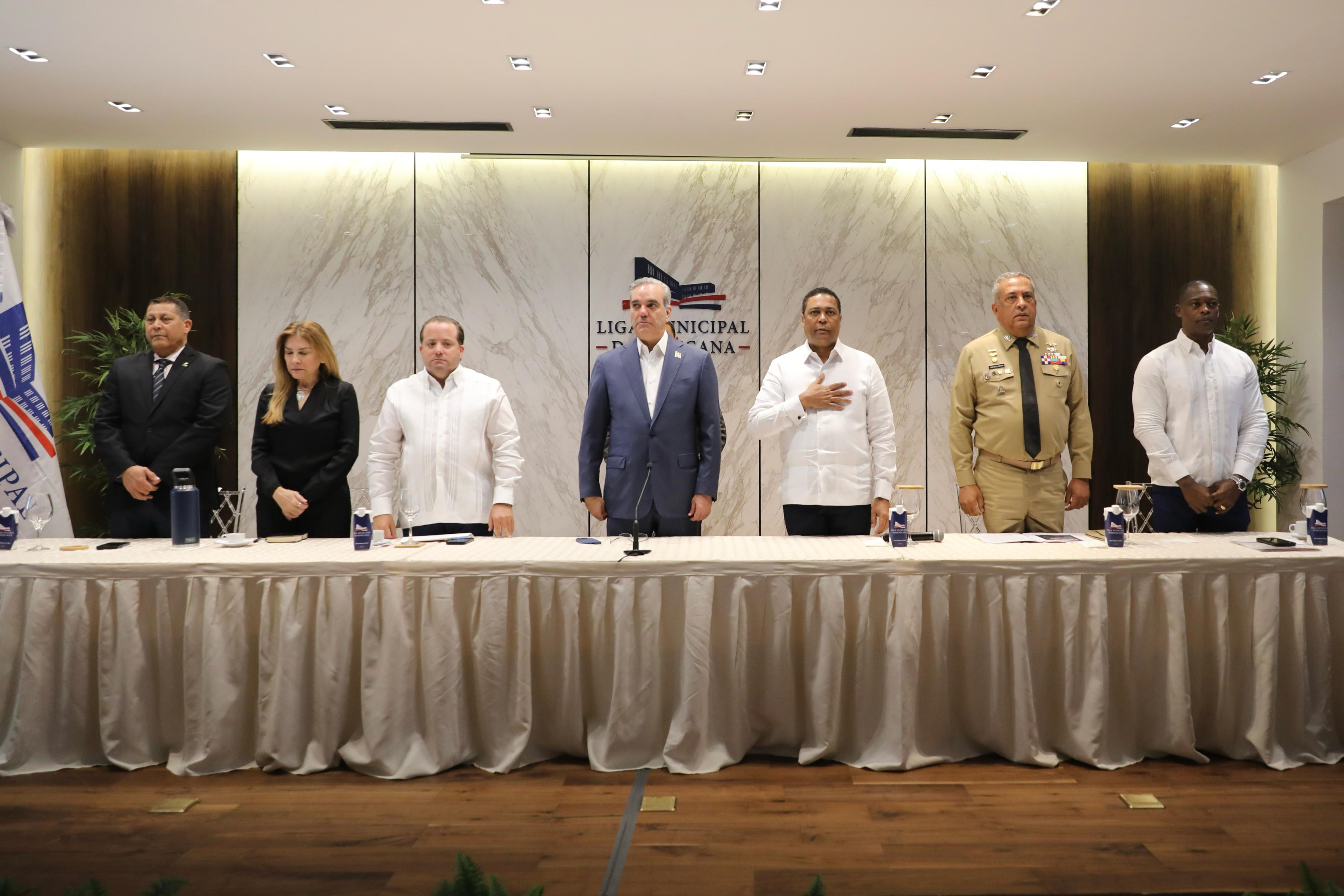 Abinader pide a alcaldes apoyen sus últimas medidas migratorias imagen