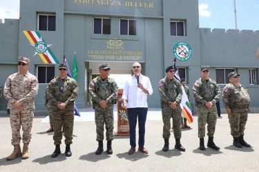Abinader llama tropas ser «los ojos de la patria en la frontera» Abinader llama tropas ser «los ojos de la patria en la frontera»