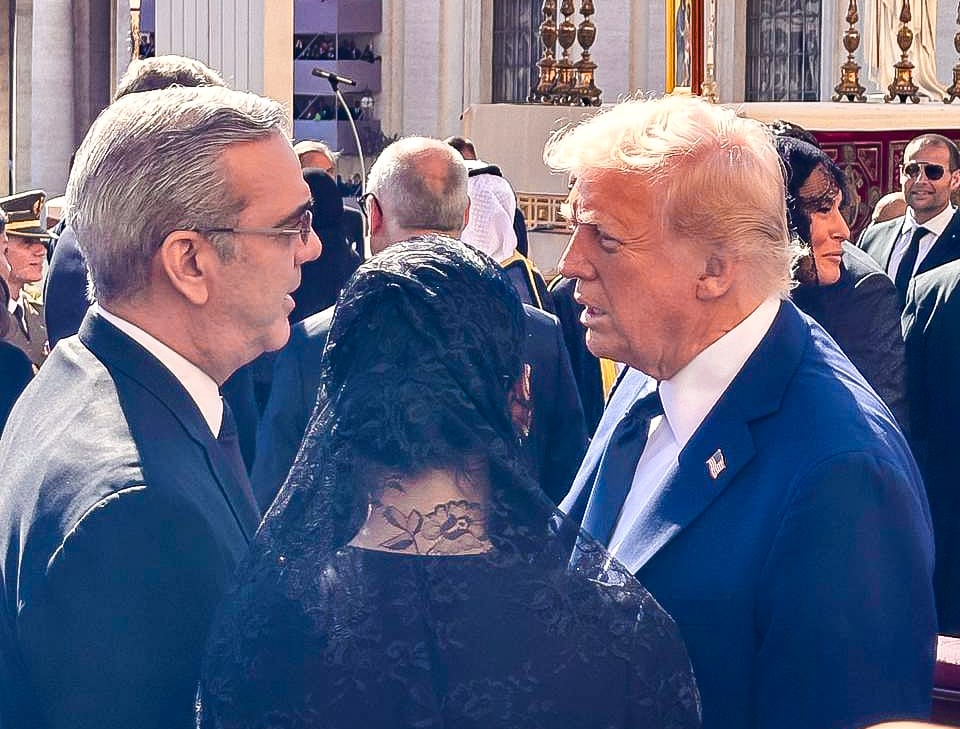 Abinader y Trump conversaron durante el ceremonial al Papa Abinader y Trump conversaron durante el ceremonial al Papa