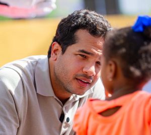 Omar Fernández cubrirá las terapias a niños con autismo