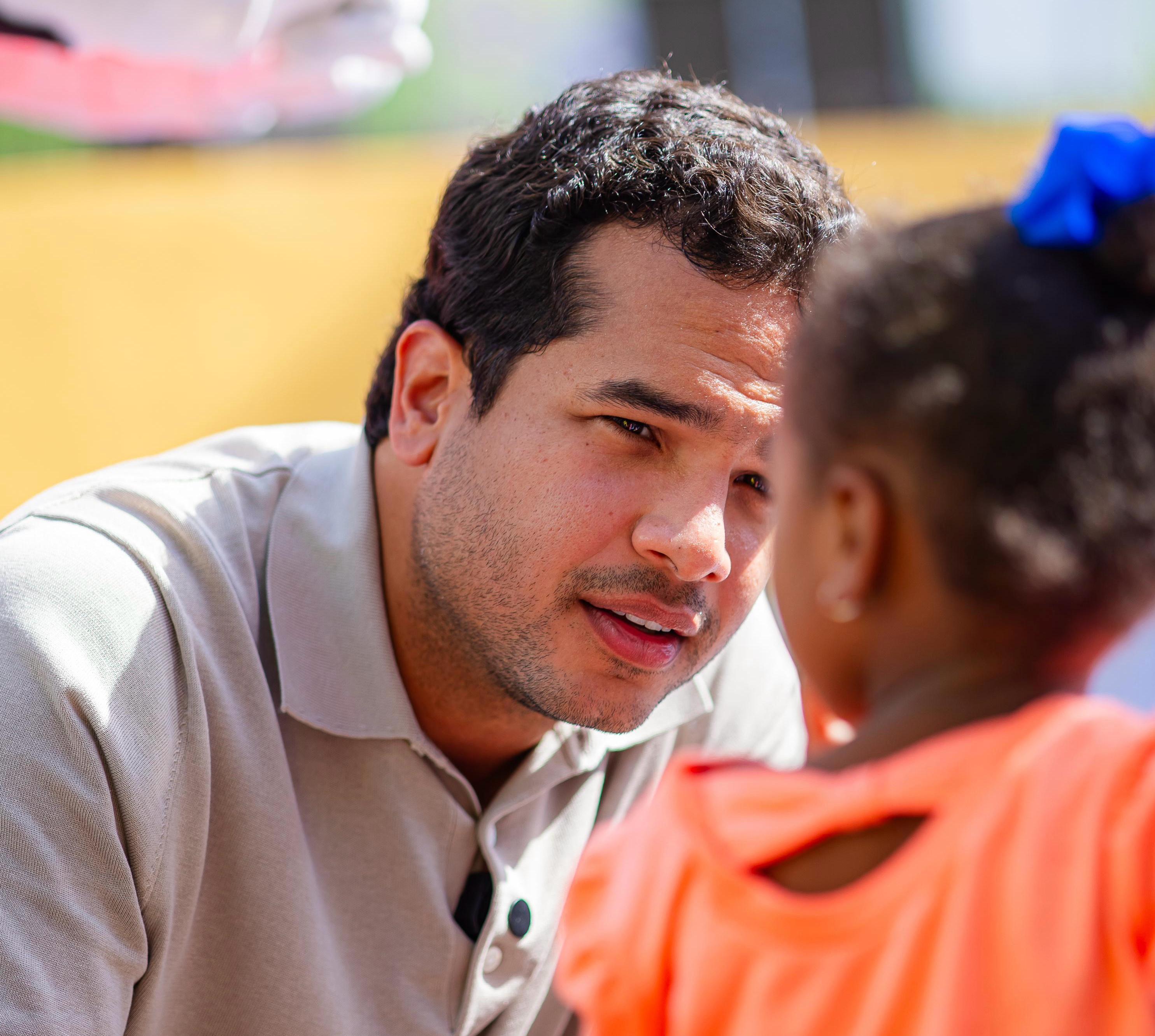 Omar Fernández cubrirá las terapias a niños con autismo imagen