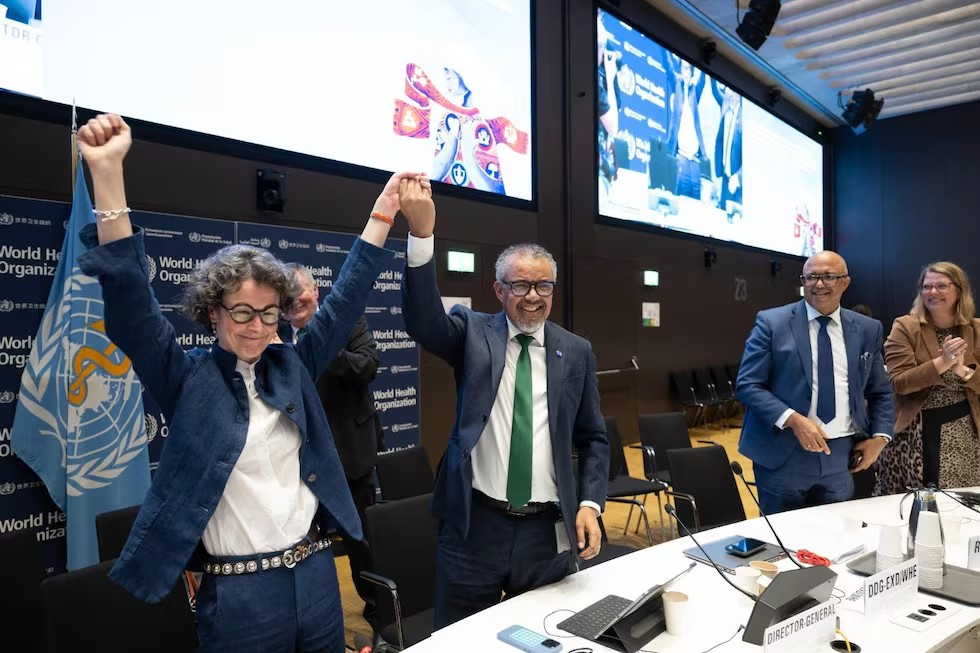 Países OMS aprueban tratado para enfrentar las pandemias