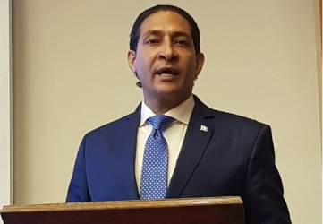 ESTOCOLMO: Escritor dominicano Iván Gatón dicta conferencia