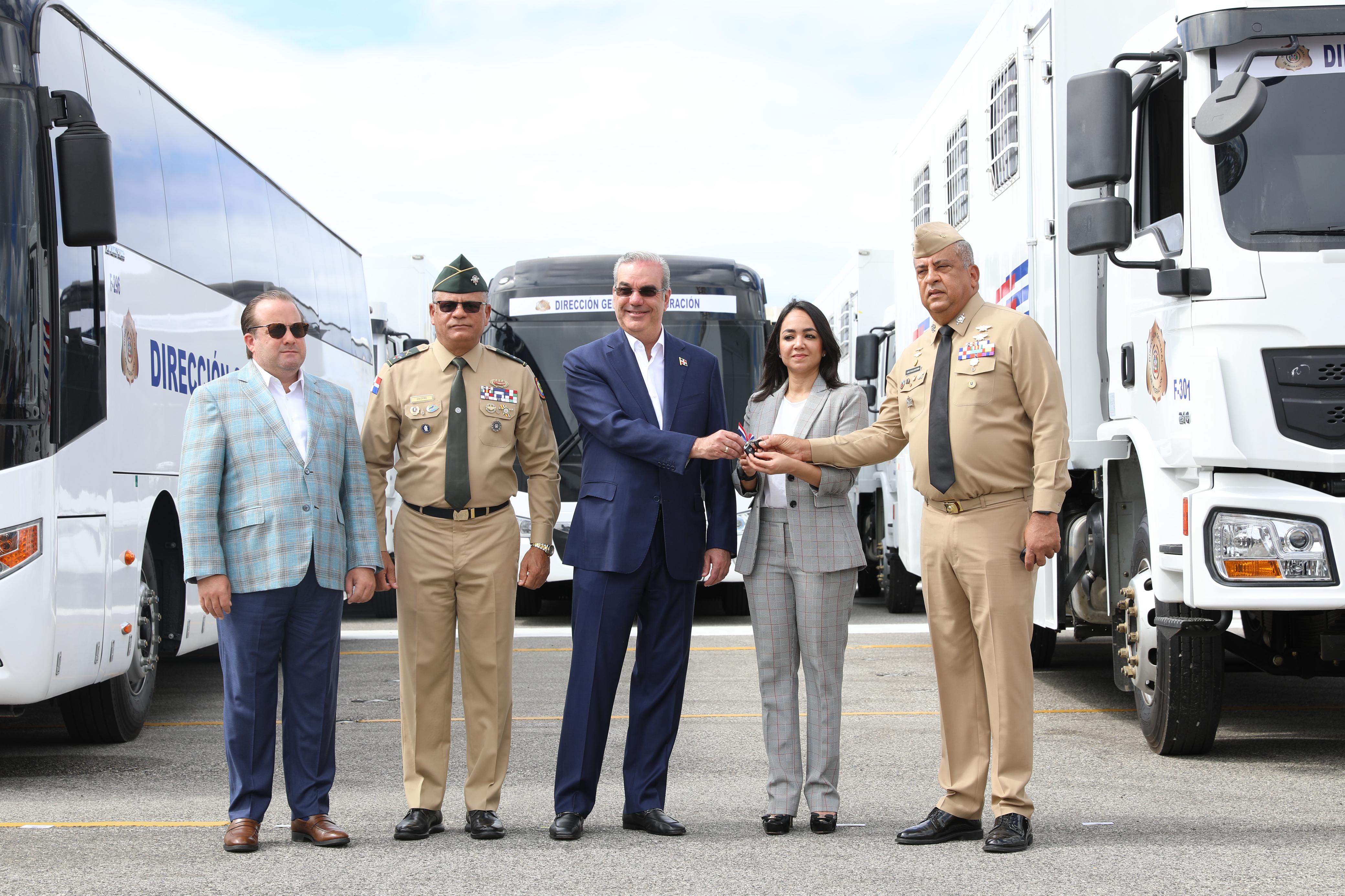 Abinader entrega 58 vehículos para fortalecer operativos DGM imagen