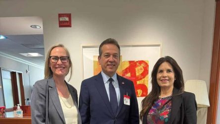 Ministro Industria, Comercio RD se reúne con funcionarias de EU