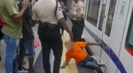 Hombre cae a vía de línea 2 del metro SD, condición es grave Hombre cae a vía de línea 2 del metro SD, condición es grave